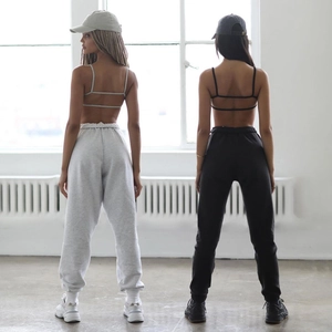 Vue de dos des pantalons de jogging et débardeurs de sport en coton gris et noir
