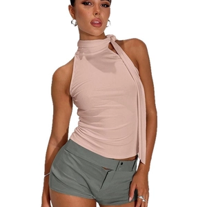 Sommer-Set mit rosa Neckholder-Top mit Bindeband und schmalen grauen Shorts