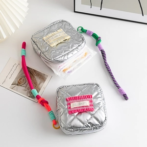 Trousse à cosmétiques en PU argenté matelassé imperméable avec poignée en corde colorée