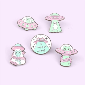 Lot de cinq pin's en émail thème chat et OVNI en couleurs pastel rose et menthe
