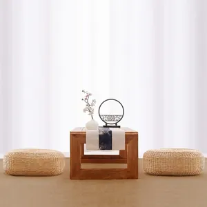 Cuscini rotondi in paglia stile giapponese con tavolo tatami e runner blu