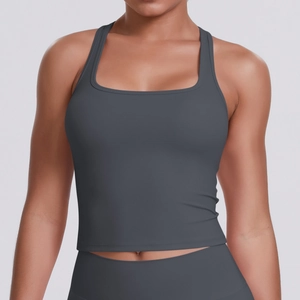 Gros plan sur débardeur de sport gris anthracite avec col carré et tissu respirant