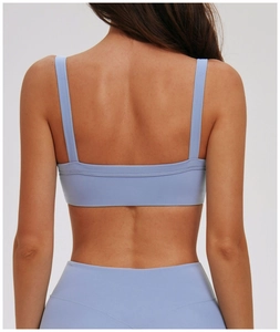 Dettaglio delle spalline larghe e del retro quadrato sul reggiseno sportivo blu