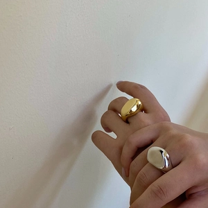 Anillos geométricos gruesos minimalistas en oro y plata con formas orgánicas fluidas