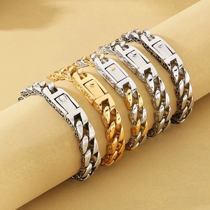 Detailansicht gravierter Vintage-Panzerarmbänder in Silber, Gold und Bi-Color-Optik