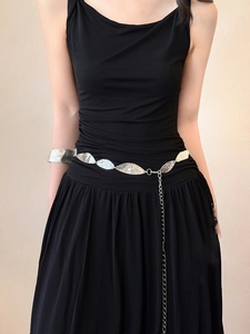 Detail der silbernen Metall-Taillenkette in Blattform am Model mit elegantem Gliederdesign