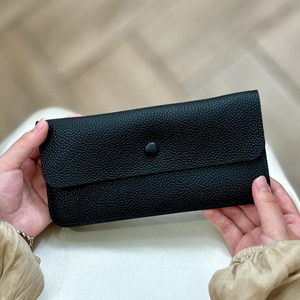 Portafoglio a busta minimalista in pelle martellata nera con chiusura a scatto manuale