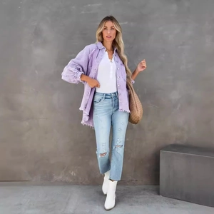Übergroße lila Kordjacke kombiniert mit zerrissenen blauen Jeans und weißen Stiefeln