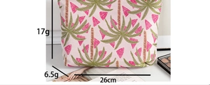 Detail der Kosmetiktasche aus Jacquard-Canvas mit Palmenmuster und 26 cm Bodenbreite