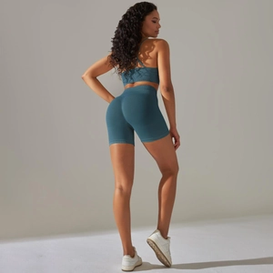 Detail des blauen Yoga-Sets mit Racerback-Sport-BH und formender High-Waist-Shorts