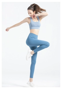 Blaues Yoga-Set mit hoher Taille und Sport-BH an einem springenden Model für Elastizität