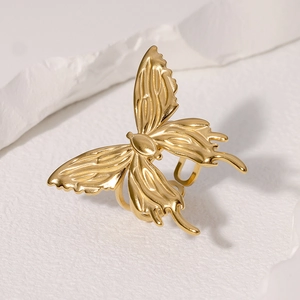 Bague papillon ouverte en acier inoxydable doré avec des ailes texturées élégantes