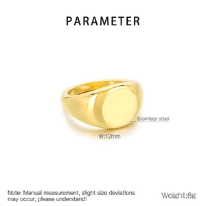 Vue technique montrant la largeur 12mm et le poids 8g de la bague chevalière dorée
