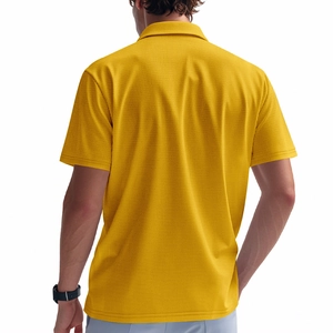 Primer plano de la textura de punto nido de abeja amarillo en polo de hombre de manga corta