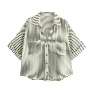 Detailweergave van groen-wit gestreept shirt met korte mouwen, zakken en houten knopen