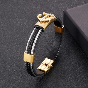 Dettaglio del bracciale in pelle da uomo con cavo in acciaio, ancora d'oro e box