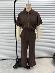 Detailansicht des dunkelbraunen Stricksets mit Poloshirt und weiter Hose für Damen