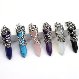 Détail de six pendentifs hexagonaux en pierre naturelle avec fil métallique floral vintage