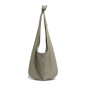 Bolso hobo de lona verde oliva con una elegante correa anudada y un diseño minimalista