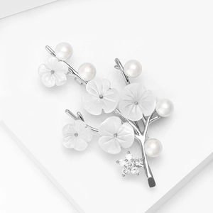 Vue détaillée d'une broche jasmin d'hiver avec perles d'eau douce et accents de fleurs en zircon