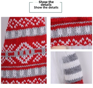 Détail du motif tricoté rouge et blanc pour couvre-bouteille de gnome de Noël.