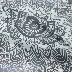 Détail de la texture du tissu d'une tapisserie mandala avec des motifs géométriques bleus