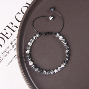 Detail eines 6mm Natursteinperlen-Armbands mit verstellbarer Kordel und Marmortextur