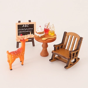 Set in miniatura per casa delle bambole con sedia a dondolo, tavolo, torta e cervo