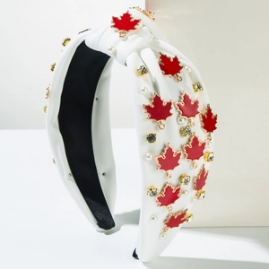 Détail macro du serre-tête blanc rembourré avec feuilles d'érable rouges et perles