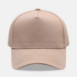 Détail du tissu sergé de coton kaki et des coutures renforcées sur une casquette de baseball