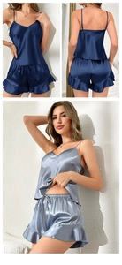 Détail de l'ensemble de pyjama en satin de soie avec col en V et short à volants