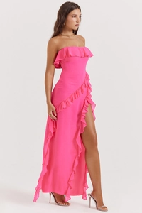 Détail de la robe rose fuchsia épaules dénudées avec volants et fente latérale haute