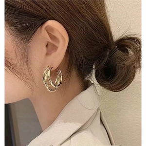 Chic triple-layered irregular C-shaped gold metal hoop earrings for women stylish look
