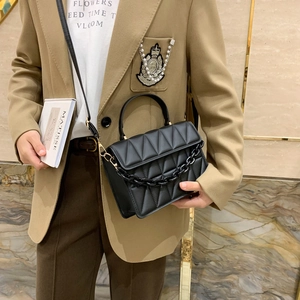 Sac bandoulière noir chic avec matelassage géométrique et chaîne épaisse en résine