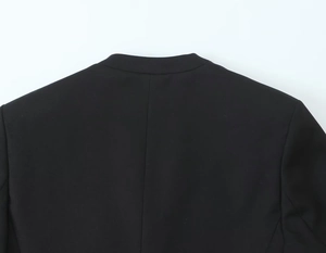 Détail du col arrière et de la couture d'épaule d'un blazer noir pour femme
