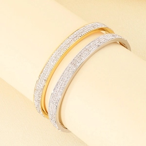 Détails des bracelets en acier titane doré et argenté avec pavage de zircones cubiques