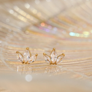 Boucles d'oreilles trèfle en acier doré avec zircons clairs de taille marquise