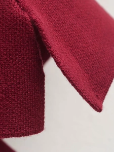 Makrodetail einer dunkelroten gerippten Strickmanschette mit einzigartigem Seitenschlitz