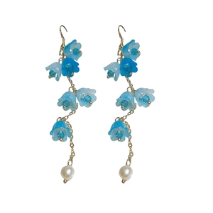 Élégantes boucles d'oreilles muguet bleu avec perles et crochets dorés