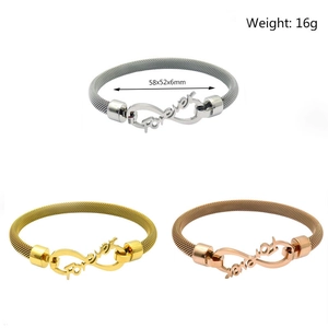 Dettaglio bracciale infinito in finiture argento, oro e oro rosa con scritta Forever