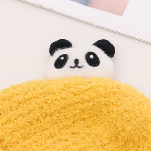 Dettaglio del morbido pile corallo giallo e del design a panda 3D sul cappello bimbo