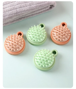 Vue détaillée des brosses de massage du cuir chevelu en silicone vert et orange à poils doux