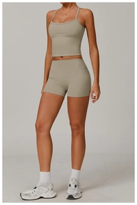 Détail d'un ensemble de yoga mat avec débardeur col en U et short à taille haute