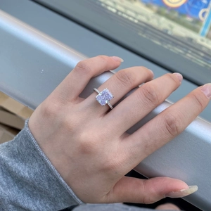 Dettaglio di un anello in argento s925 con pietra viola sulla mano di una donna