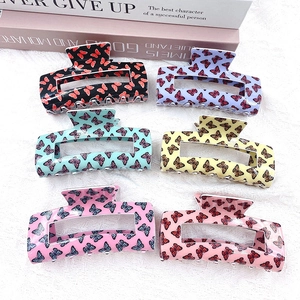 Pinces à cheveux papillon rétro françaises en six couleurs pastel sur tissu blanc