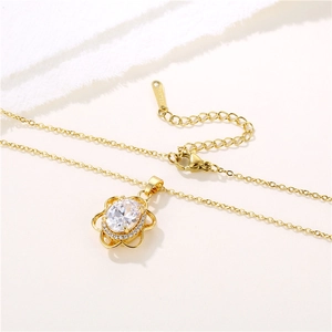 Collier en acier inoxydable doré avec pendentif fleur de soleil et oxydes de zirconium