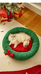 Cuccia natalizia a forma di ghirlanda con cuscino rosso in un ambiente festivo accogliente