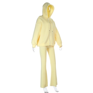 Detailansicht des hellgelben Hoodie- und Schlaghosen-Sets auf einem Mannequin