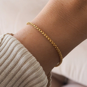 Elegant 18K gold-plated stainless steel box chain bracelet for women on a knit sleeve