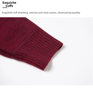 Dettaglio del maglione bordeaux da uomo con polsini a coste elasticizzati e trama a maglia